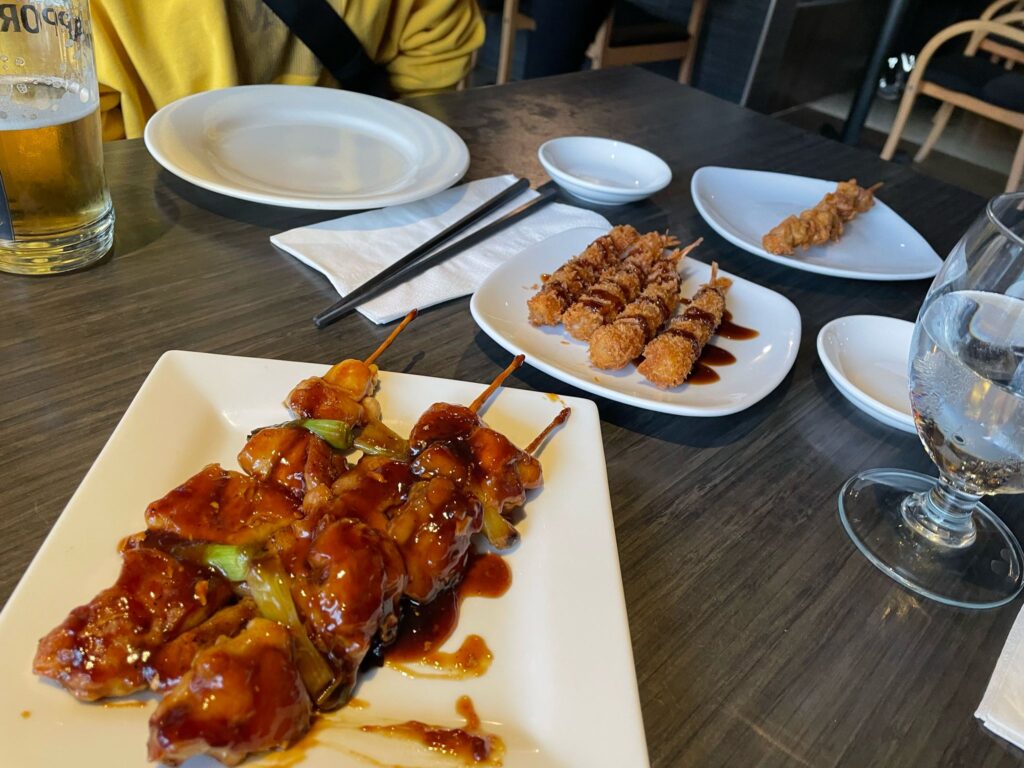 Shiki Sushiの焼き鳥、エビフライなどの食べ放題メニュー