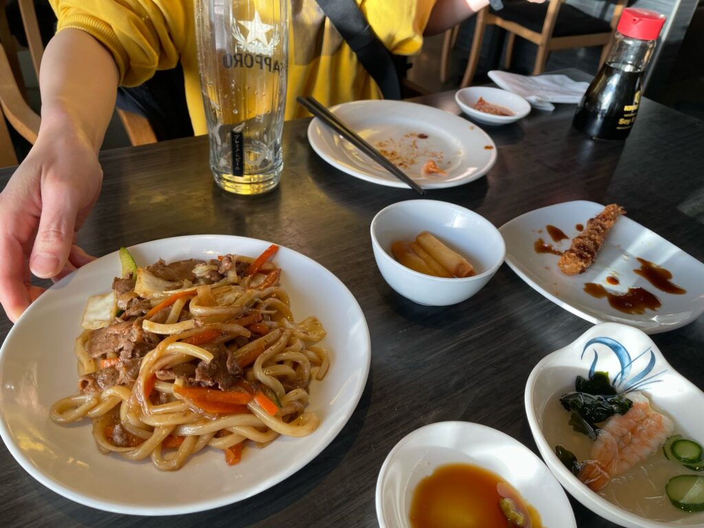 Shiki Sushiの焼うどん、酢の物などの食べ放題メニュー